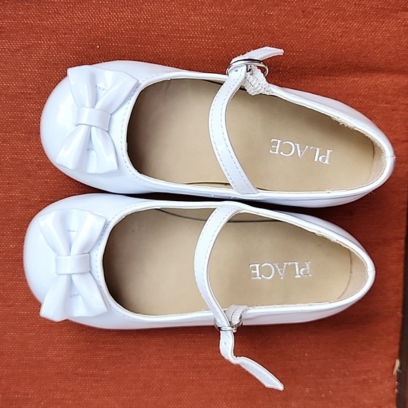 Children's Place Girls White Dress Shoe - Picture 2 of 6